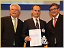 Ausgezeichnet! iloxx AR-Vorsitzender Werner Osterchrist erhält von Minister Zeil und Ralf Broschulat (Ernst&Young) den Löwen.