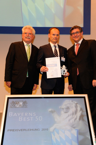 Ausgezeichnet! iloxx AR-Vorsitzender Werner Osterchrist erhält von Minister Zeil und Ralf Broschulat (Ernst&Young) den Löwen.