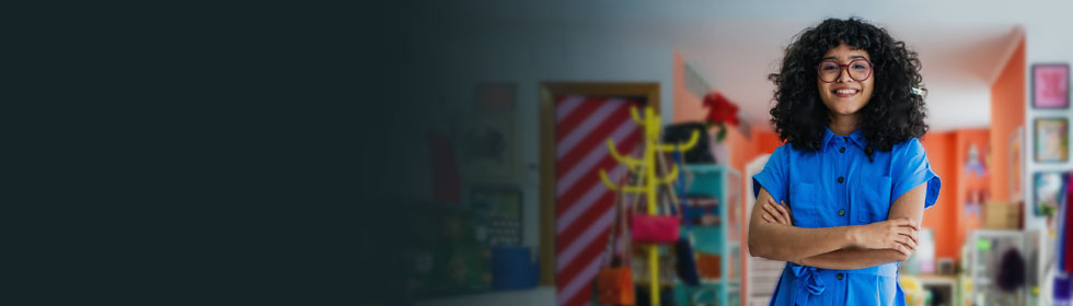 2 Ski- und Snowboardfahrende glücklich in den Bergen, Title: Jetzt bequem Ski und Snowboards versenden