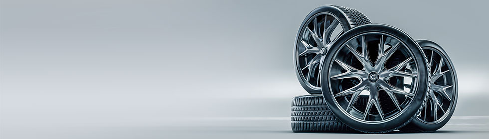 Ein Satz PKW-Reifen mit glänzenden Alufelgen  title: Neue Saison, neues Profil: Jetzt Reifen transportieren